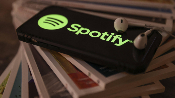 Brytyjski zespół „idzie na wojnę” z serwisem Spotify