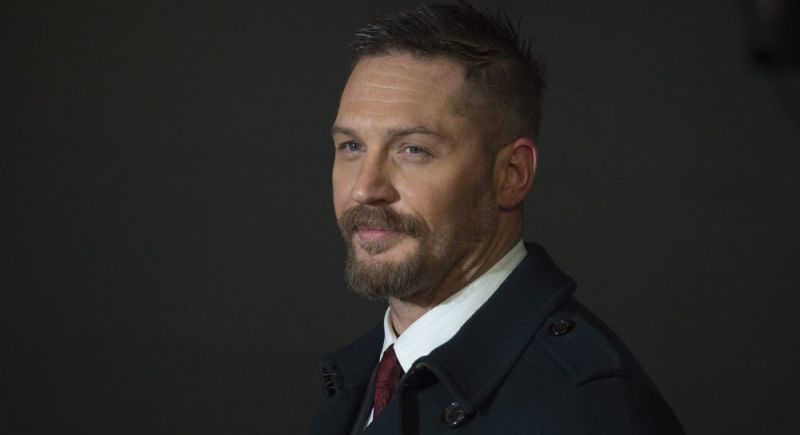 Jest zwiastun filmu o Alu Capone z Tomem Hardym w roli tytułowej