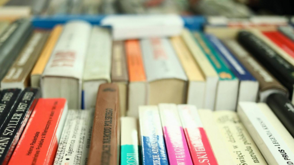 Nie masz biblioteczki? Książki potraktuj jak dekorację