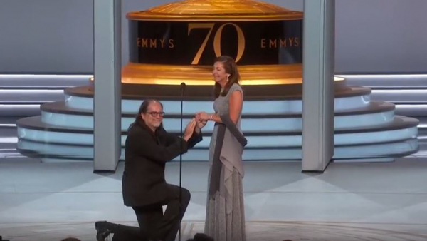 Dostał nagrodę Emmy. Podczas przemówienia oświadczył się swojej dziewczynie