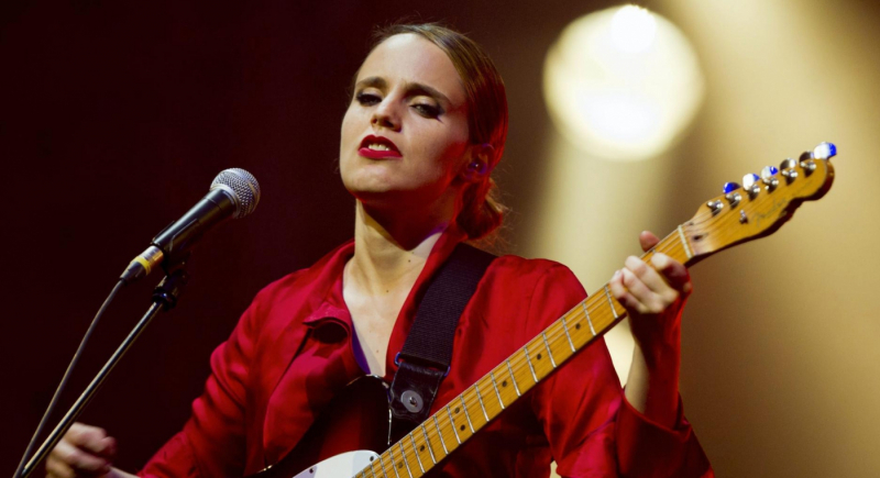 Anna Calvi z singlem ze ścieżki dźwiękowej "Peaky Blinders"