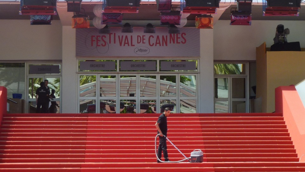 MFF w Cannes bez selfie na czerwonym dywanie i prapremier dla dziennikarzy