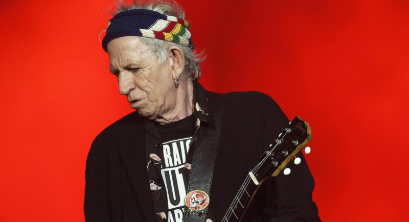 Gitarzysta Rolling Stones woli grać na... pianinie
