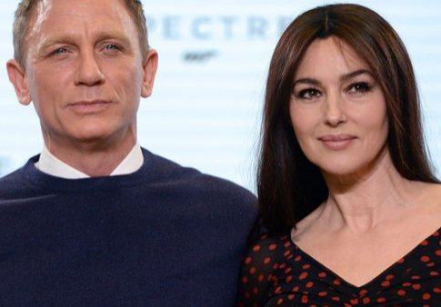 James Bond podarował rzymskiej szkole krzesła i tablice