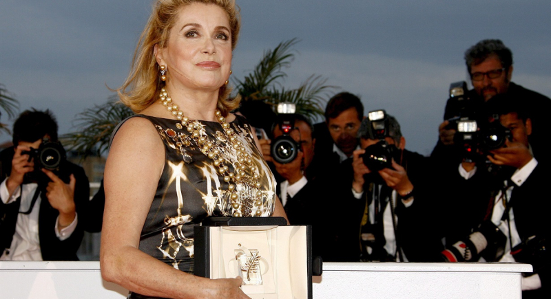 Deneuve sprzedaje swoją garderobę od Saint Laurenta