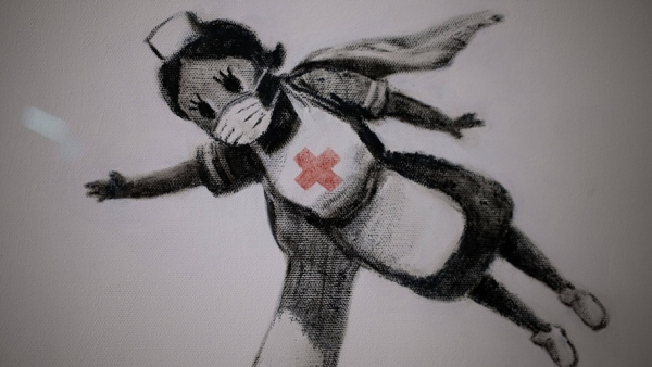 Artysta street-artowy Banksy zachęca do zakładania maseczek