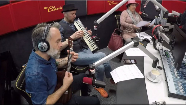 Krystyna Tkacz w piosence "Aż ze Swarzędza" z tekstem Artura Andrusa! 