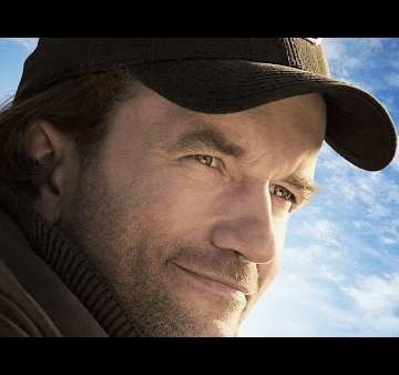 Poruszająca historia z Tomaszem Kotem w roli głównej. Zobacz zwiastun „Żyć nie umierać”