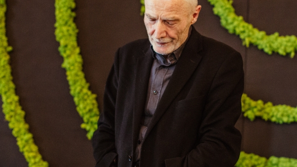 Kim jest poeta? Tłumaczem, przemytnikiem, czy łączącym to, co niemożliwe?