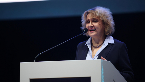 Ukraińska pisarka Oksana Zabużko z nagrodą im. Vincenza, w tle protest