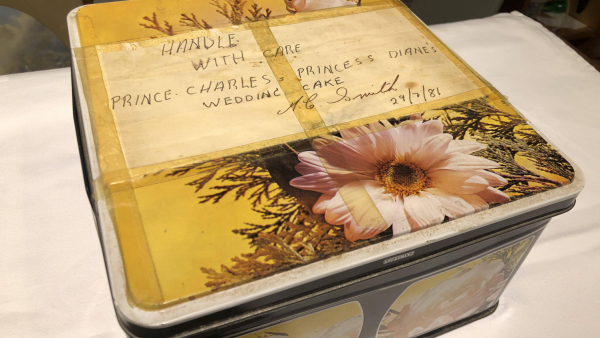 Na licytację trafi kolejny kawałek tortu z wesela Karola i Diany sprzed 41 lat