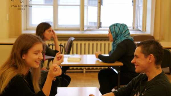 Na Rajskiej w Krakowie zamiast książek wypożyczą ludzi (Żywa Biblioteka)