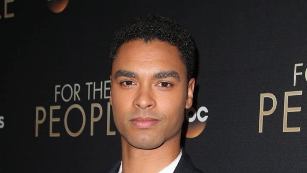 Gwiazdor serialu "Bridgertonowie" zagra główną rolę w nowej wersji filmu "Święty"