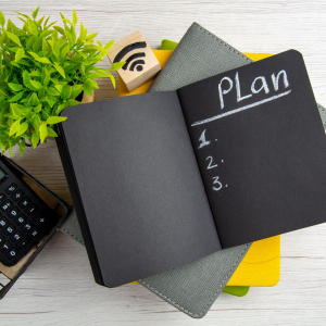 Jak planować zakupy na cały miesiąc, korzystając z gazetek promocyjnych?