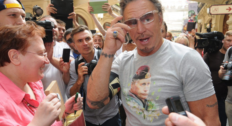 Mickey Rourke w ostrych słowach krytykuje rząd USA i NATO. Jego zdaniem zbyt mało pomagają Ukrainie