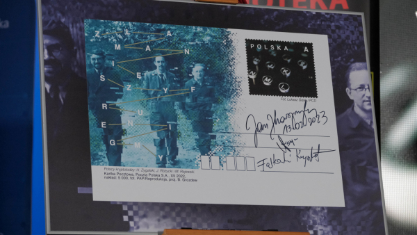 Prezentacja kartki pocztowej poświęconej polskim kryptologom, którzy złamali szyfry Enigmy