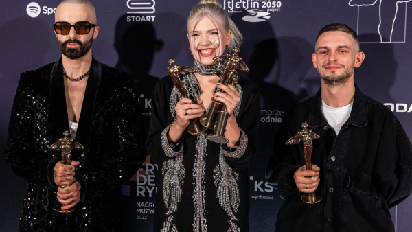 Laureaci Fryderyków 2022 w kategoriach muzyki rozrywkowej i jazzu. Wśród nagrodzonych Daria Zawiałow