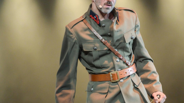 Marcin Bosak jako sadysta w mundurze