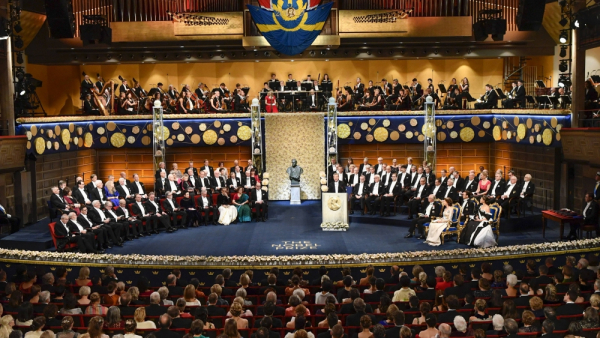 Olga Tokarczuk odebrała dyplom i medal noblowski z rąk króla Karola XVI Gustawa 