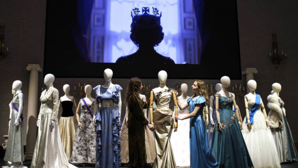 W Londynie rusza wielka wystawa kostiumów i rekwizytów z serialu “The Crown”