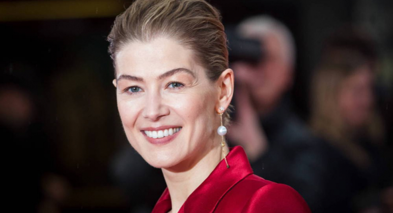 Rosamund Pike nie chce szpanować zdobytymi nagrodami, dlatego zakopuje je w ogrodzie