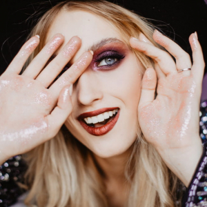 Makijaż na festiwal 2026 – jak go zrobić krok po kroku i uniknąć rozmazywania