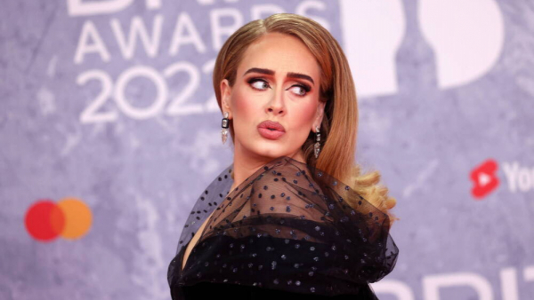 Adele detronizuje Whitney Houston