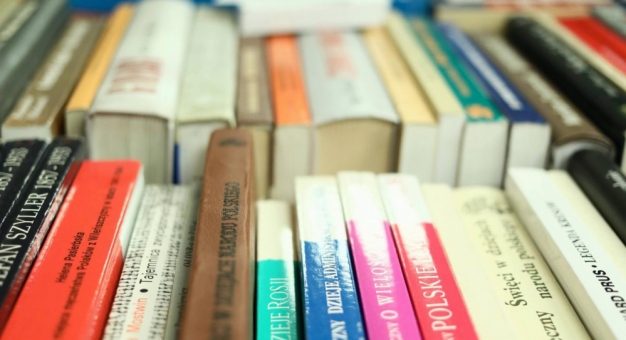 Nie masz biblioteczki? Książki potraktuj jak dekorację