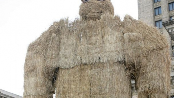 Wandale spalili misia z "Misia"