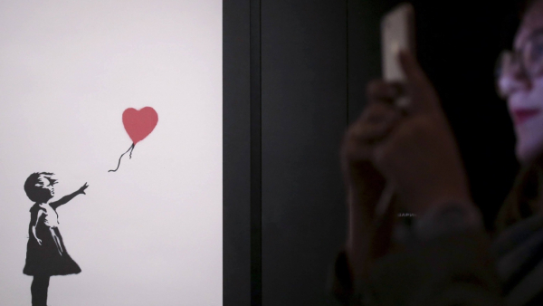 Nabywca zniszczonego obrazu Banksy'ego obstaje przy zakupie