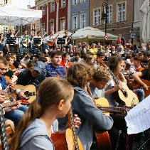 W Poznaniu na gitarze zagrać każdy może...