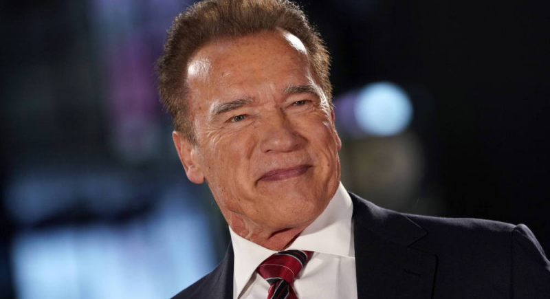 Arnold Schwarzenegger podarował bezdomnym weteranom 25 domków