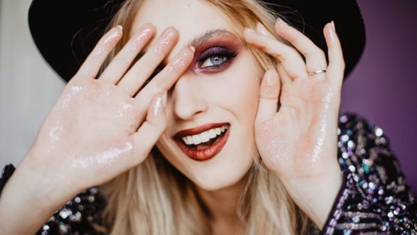 Makijaż na festiwal 2026 – jak go zrobić krok po kroku i uniknąć rozmazywania
