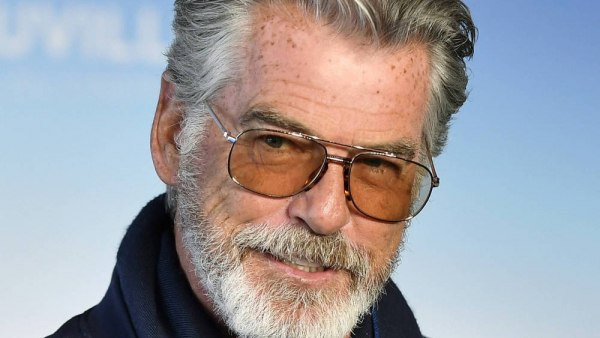 Pierce Brosnan ma nadzieję, że jego śpiew w "Kopciuszku" wywoła uśmiech widzów