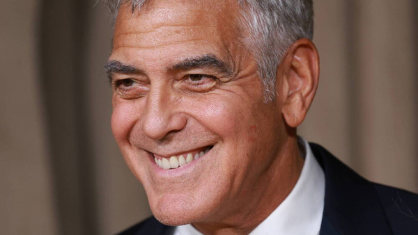 Szyje, naprawia i rozdaje miliony. George Clooney kończy 65 lat