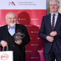 Warszawa, 07.01.2019. Wicepremier, minister nauki i szkolnictwa wyższego Jarosław Gowin (C), były minister nauki profesor Michał Kleiber (P) i laureat nagrody głównej prof. Ryszard Tadeusiewicz (L) podczas uroczystości. Rozstrzygnięcie XIII edycji konkursu
