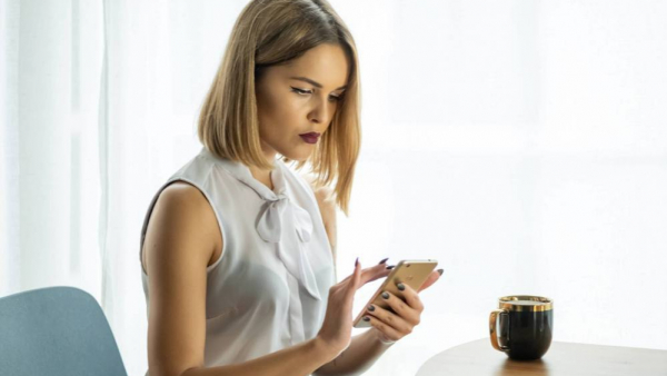 Kciuk osoby przeglądającej internet na smartfonie przemierza rocznie ponad 80 km