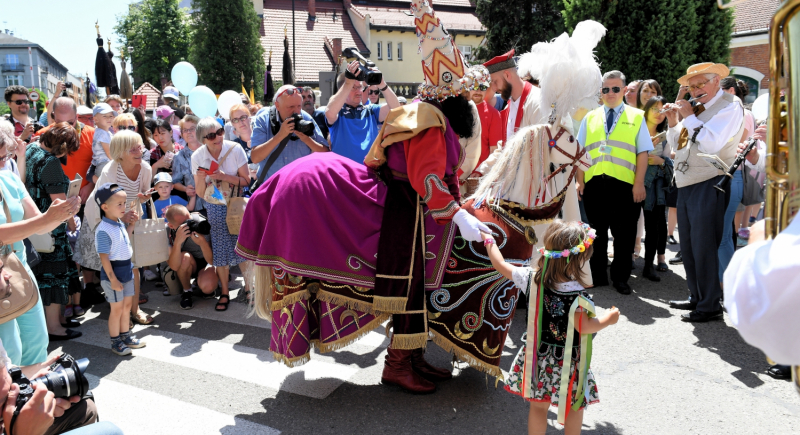 Lajkonik na ulicach Krakowa - szczęście dla tych, których uderzy buławą