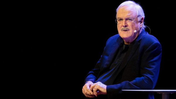 John Cleese i Rob Schneider napisali scenariusz filmu o wojnie z emu