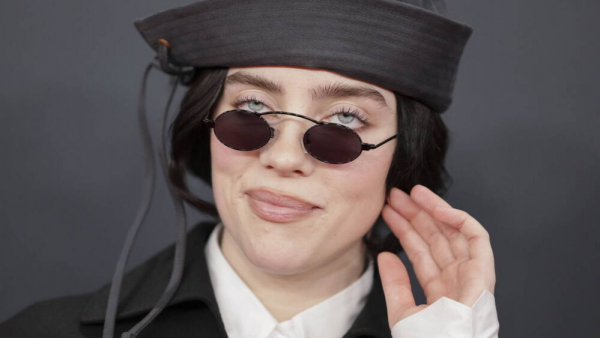 Billie Eilish czyta nazwy przystanków w krakowskich autobusach i tramwajach