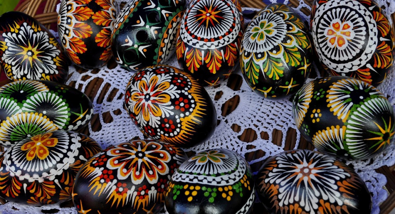 Wystawa eksponatów związanych z Wielkanocą z różnych stron świata