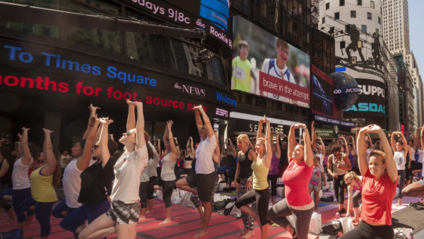 Jogini celebrowali letnie przesilenie na Times Square