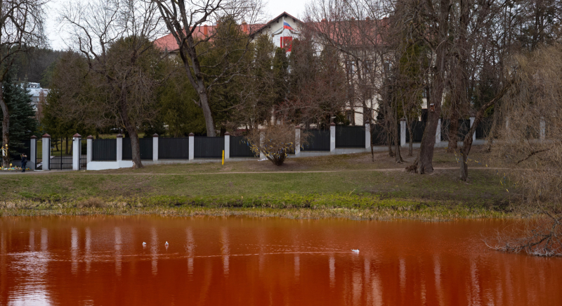 Staw w pobliżu rosyjskiej ambasady na Litwie „zmienił” barwę na czerwoną. Wypowiedź pływaczki olimpijskiej