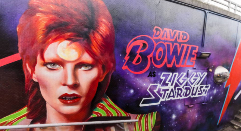 David Bowie po raz kolejny „stał się” lalką Barbie.  Wszystko z okazji 50. rocznicy wydania albumu "Hunky Dory"