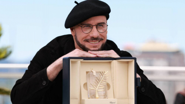 John Travolta podbił Cannes swoimi beretami. Teraz tłumaczy, skąd pomysł na te stylizacje