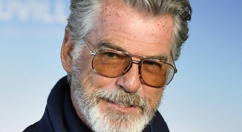 Pierce Brosnan ma nadzieję, że jego śpiew w "Kopciuszku" wywoła uśmiech widzów