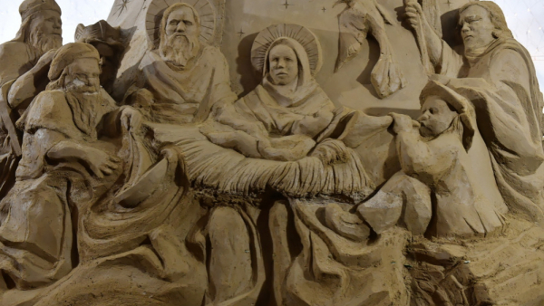 Polscy i ukraińscy artyści budują w Gdańsku bożonarodzeniową szopkę z piasku