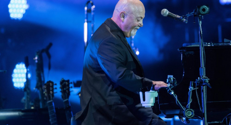 Billy Joel zagrał minikoncert na ulicy. Za darmo