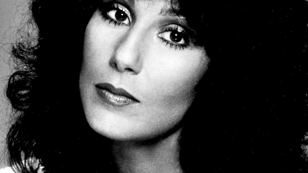 Na aukcję trafią stroje Cher, Carol Burnett i Diany Ross, które projektował Bob Mackie