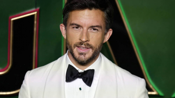 Jonathan Bailey okrzyknięty „najseksowniejszym mężczyzną na świecie” przez magazyn „People”